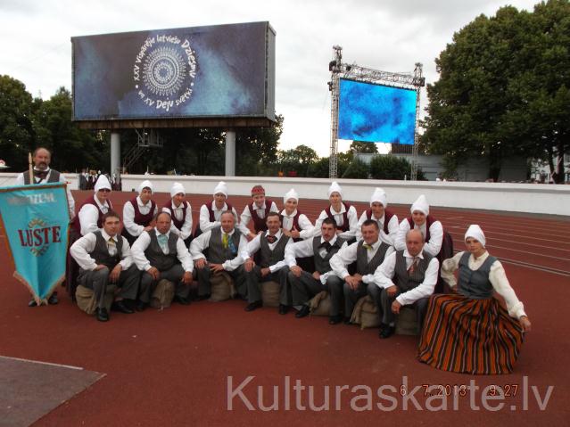 Vidējās paaudzes deju kolektīvs "Luste" XV Deju svētkos Rīgā 2013.gadā.